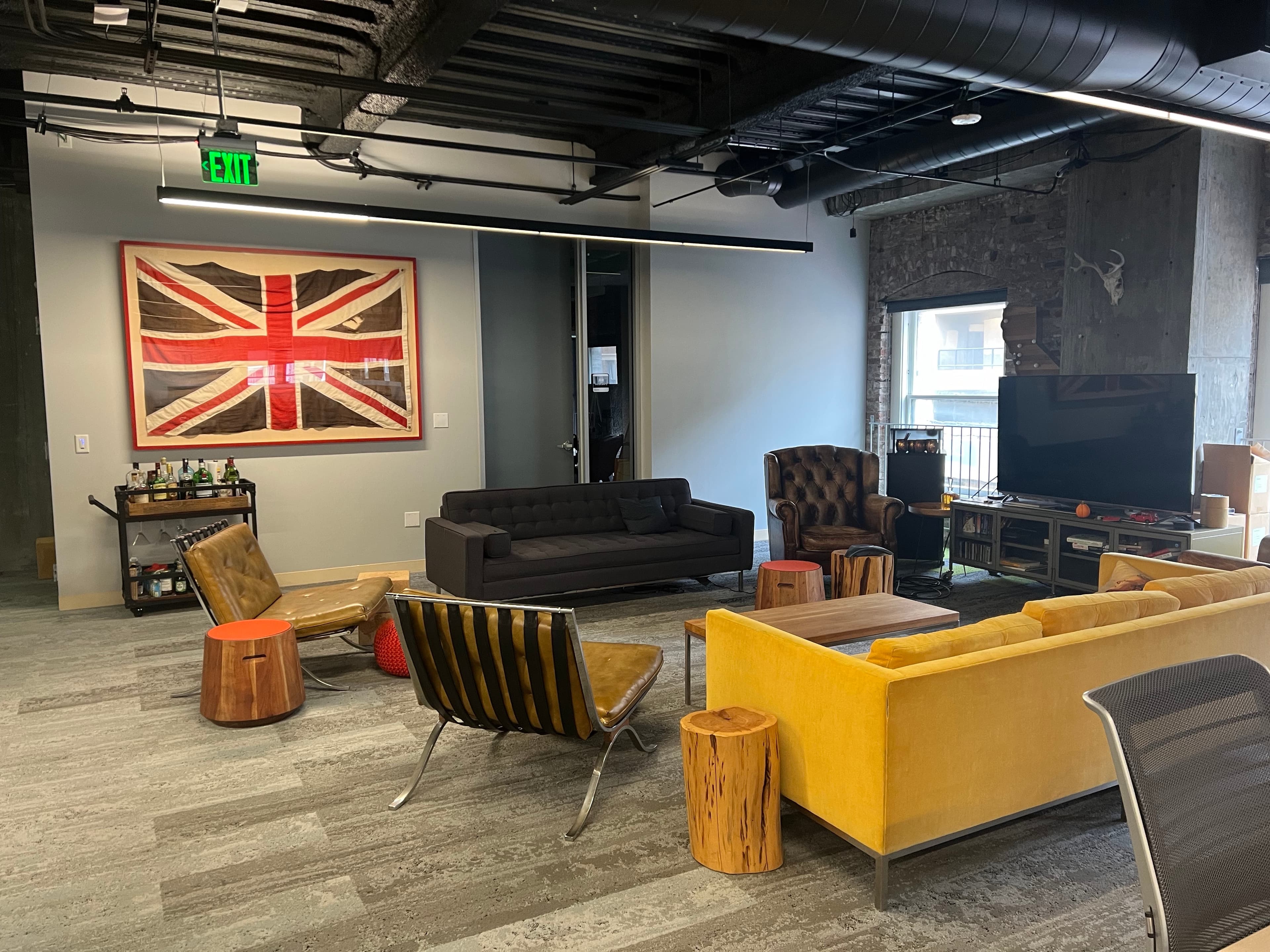 Offices with Plenty of Open Space and Meeting Rooms